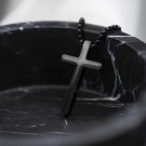 972521 ALEXANDER - SORT KORS I STÅL MED KJEDE - BREDDE: 25 MM x HØYDE: 43 MM thumbnail