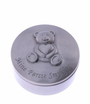1901 SMYKKESKRIN MED BAMSE - MINE FØRSTE SMYKKER - DIAMETER: 65 MM x HØYDE: 35 MM