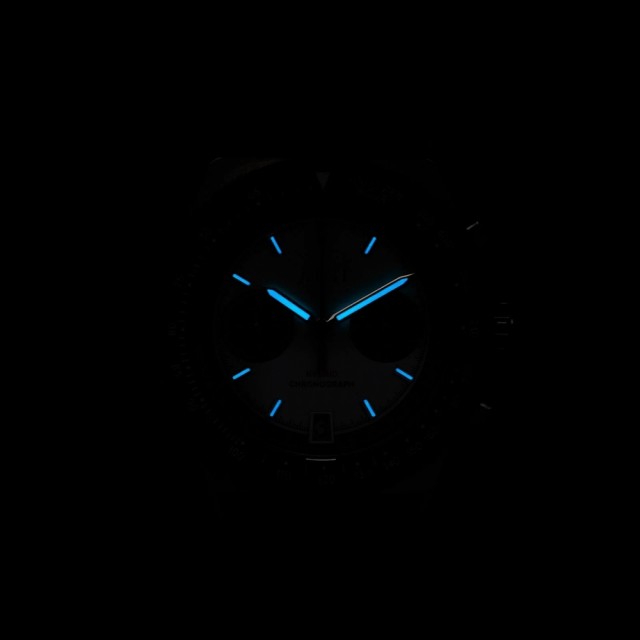  Swiss Super-Luminova  Timesmarkørene og viserne er prydet med Super-Luminova fra Sveits.